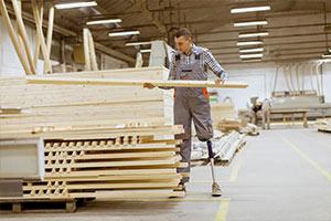 Joiner working with a prosthetic leg - disability inclusion